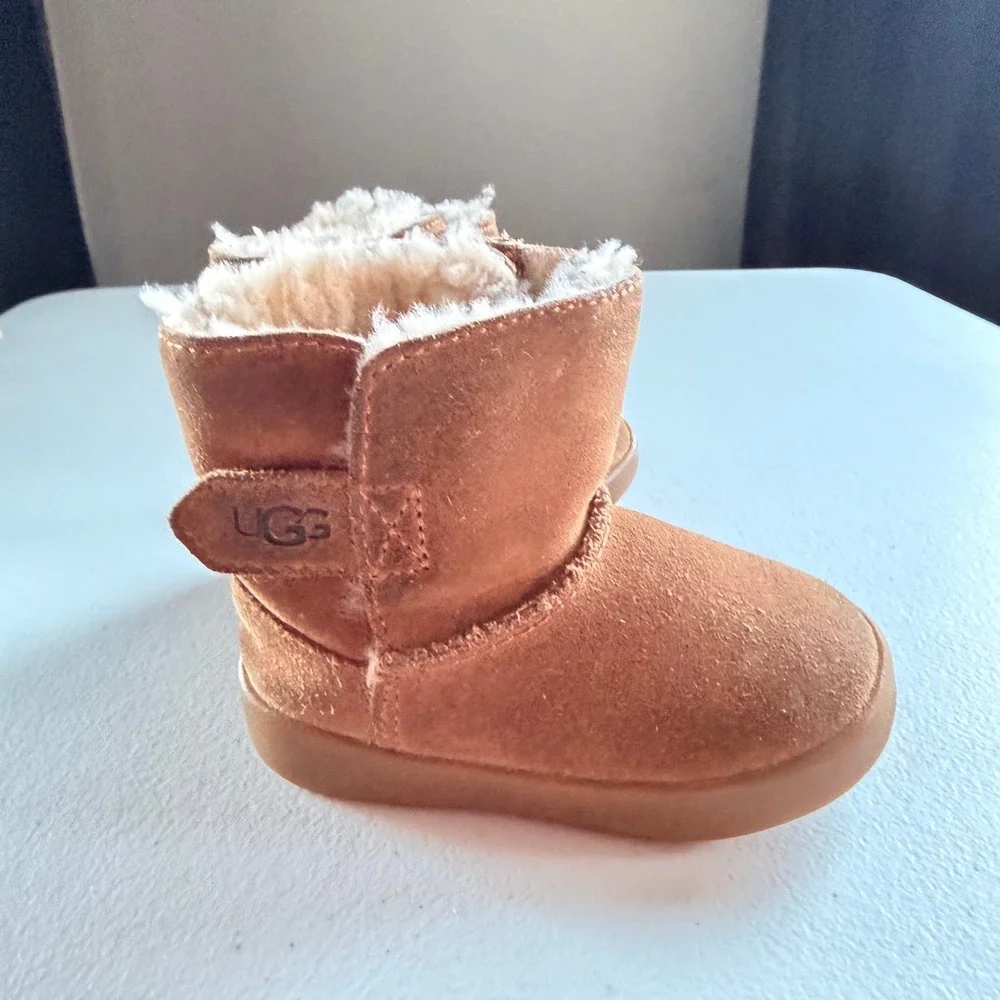 UGG Kids Keelan Chestnut Boots 4 Suede Sheepskin Lining Hook and Loop Closure